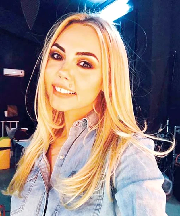 Minodora i-a adus flori şi o coroană în formă de inimioară; Daniela Györfi a venit să-şi ia rămas bun de la Denisa; Zeci de fani au venit cu flori la cimitirul Bellu