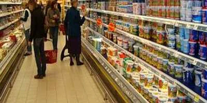 Afacerile din comerţul cu amănuntul au scăzut cu 12% în august