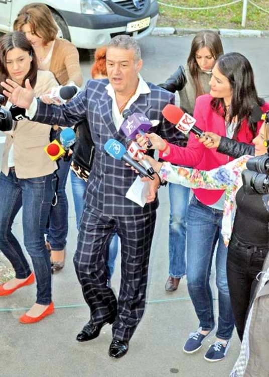 
    Chiar şi ieri, când s-a  prezentat la închisoare,  patronul de la  Steaua a mai ţinut un  discurs ziariştilor  