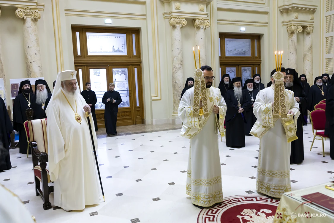 Patriarhul şi Teodosie au stat în părţi opuse. Fotografii: Basilica.ro/ Mircea Florescu