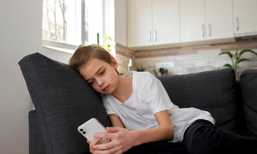 child with social media addiction jpg