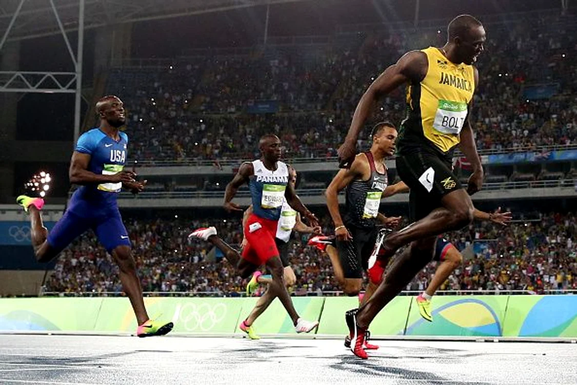 Usain Bolt se bucură la finalul cursei de 200 de metri. Încă o medalie de aur pentru jamaican!Foto: Getty Images