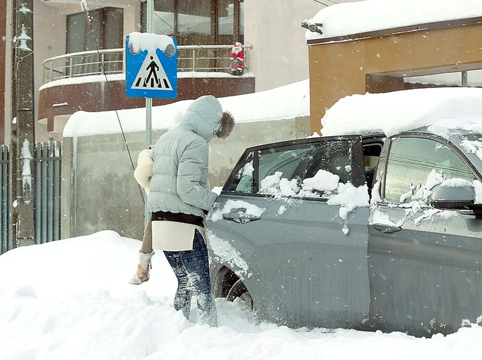 Raluca și-a urcat fetițele în mașină