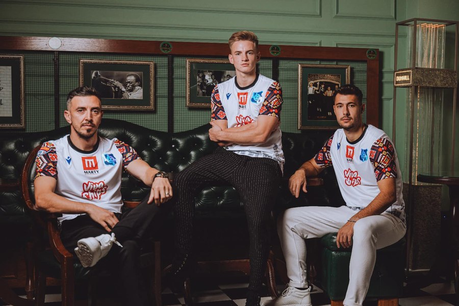 O echipă de fotbal din eșalonul secund al României și-a prezentat noile tricouri de joc cu „protecție divină”