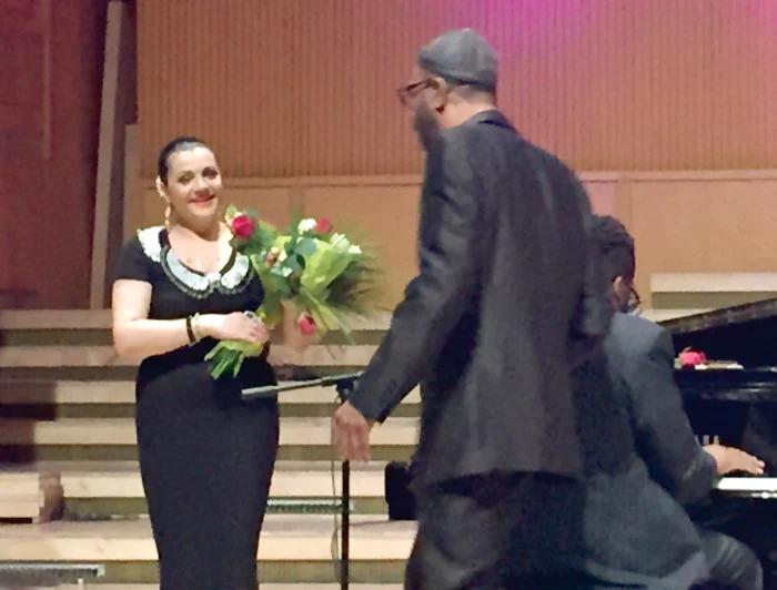 Solista a urcat pe scenă și s-a îndreptat fericită către Kenny Garrett