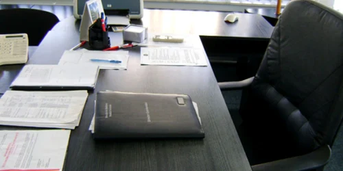 În biroul directorului executiv se strâng acte pentru semnat, dar n-are cine să le aprobe