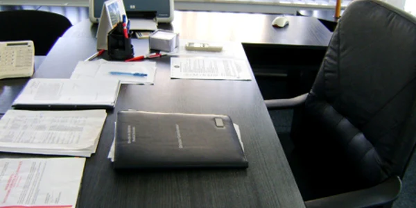 În biroul directorului executiv se strâng acte pentru semnat, dar n-are cine să le aprobe