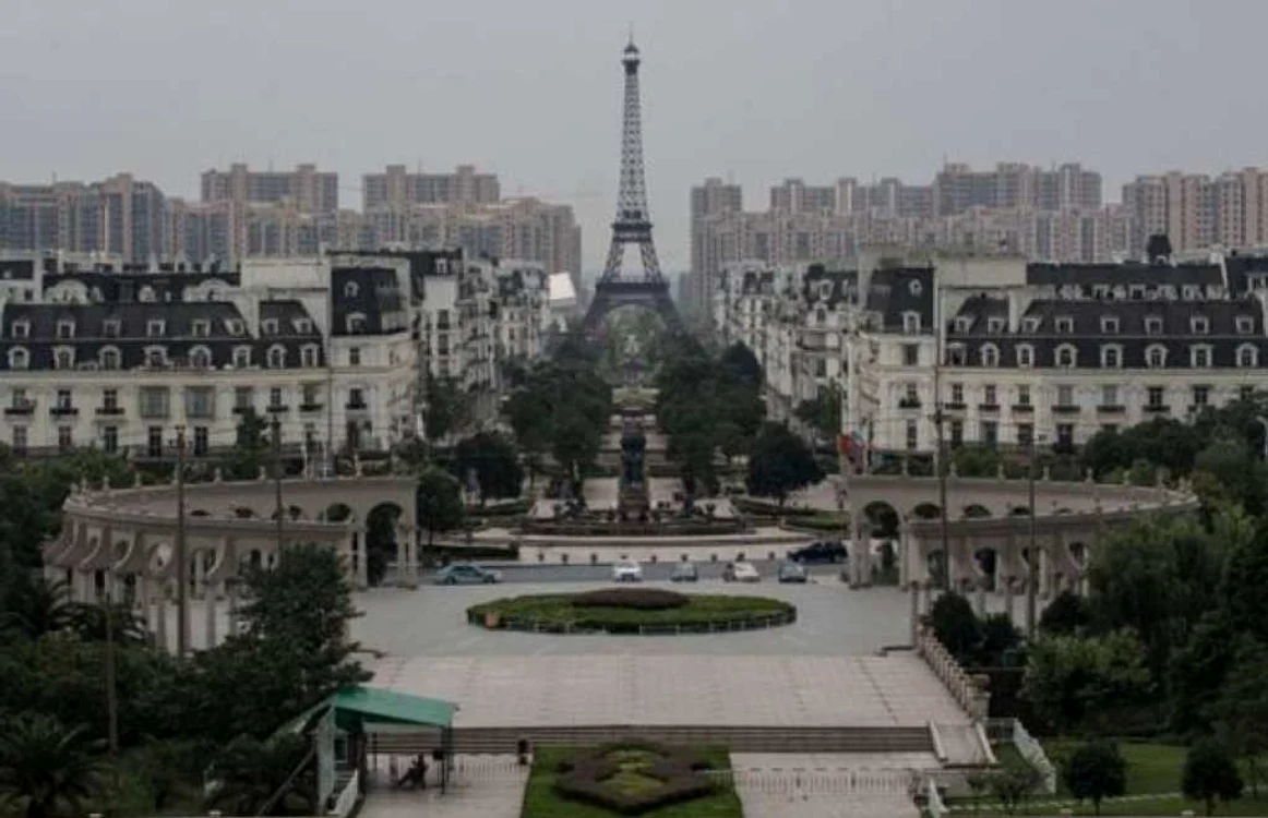Turnul Eiffel ,  emblematicul monument ce domină Parisul de la înălţimea celor 324 de metri ai săi