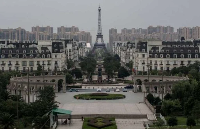 Turnul Eiffel , emblematicul monument ce domină Parisul de la înălţimea celor 324 de metri ai săi