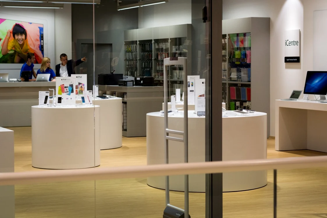 Primul magazin iCentre s-a deschis în Promenada Mall. FOTO Răzvan Băltăreţu/Adevăul