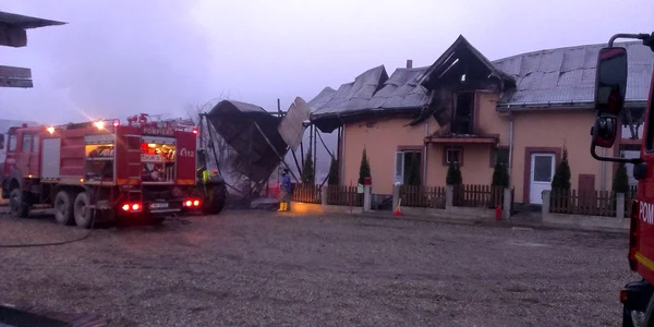 Incendiu de proporţii la Mănăstirea Ortodoxă de rit vechi „Sfânta Treime“ din Cucova FOTO Andrei Grecu