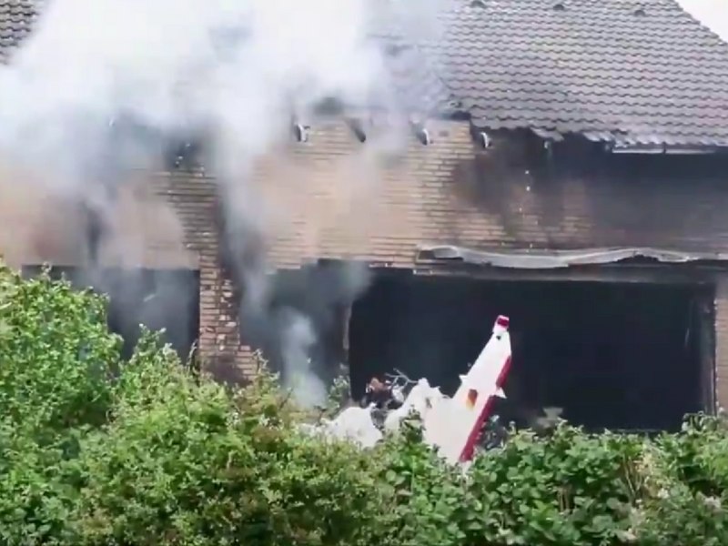 Un avion s-a prăbușit peste o casă într-un oraș din Germania. Două persoane, printre care și pilotul, au murit
