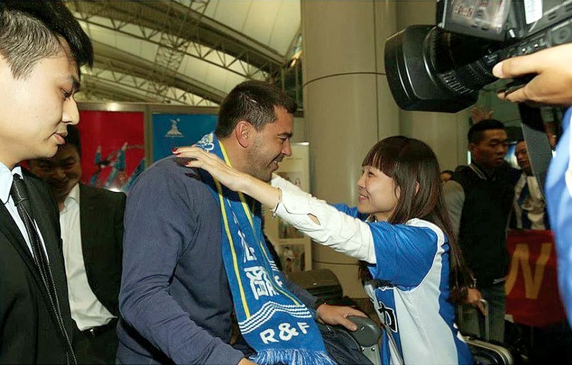 Contra a fost aşteptat de fani la aeroport