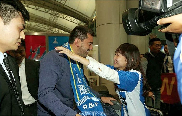 Contra a fost aşteptat de fani la aeroport