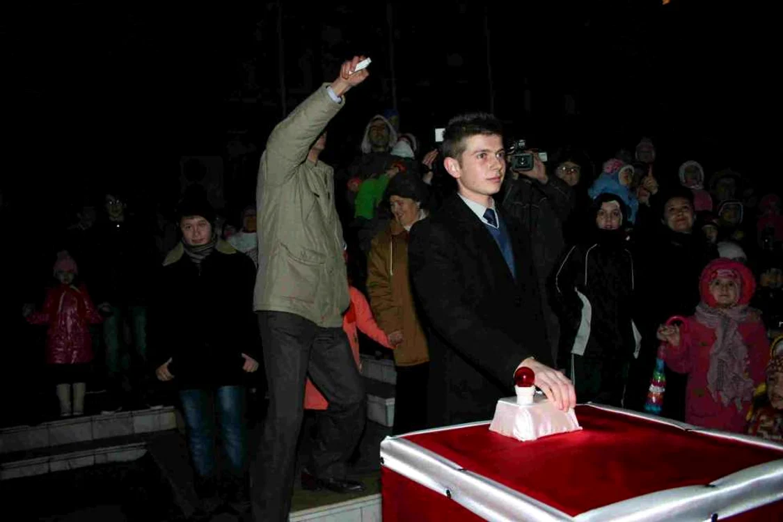 Primarul copiilor a aprins luminile de sărbătoare dintr-un buton