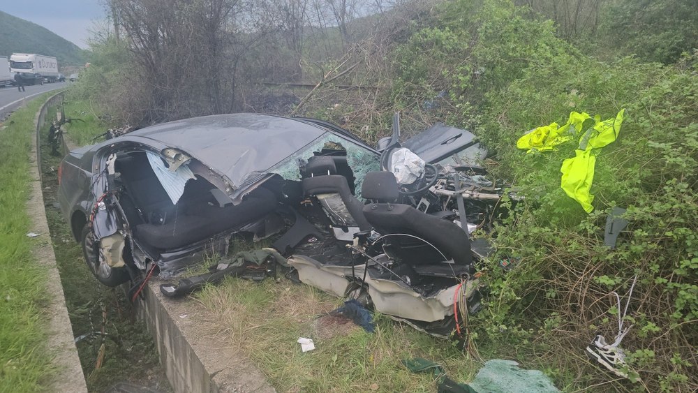 Imagini cumplite de la accidentul în care un tânăr a ars de viu, iar alţi doi sunt grav răniţi. Șoferul de 19 ani a intrat într-un TIR şi maşina i-a luat foc