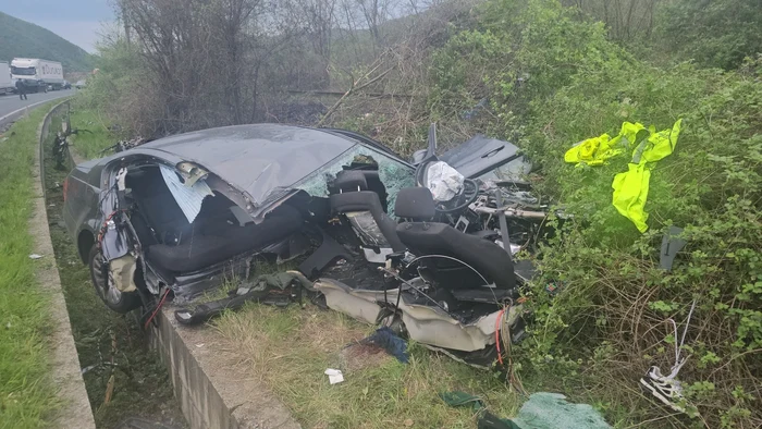 Maşina în care erau cei trei tineri s-a rupt în două. Foto Facebook/Loga N Yonuţ