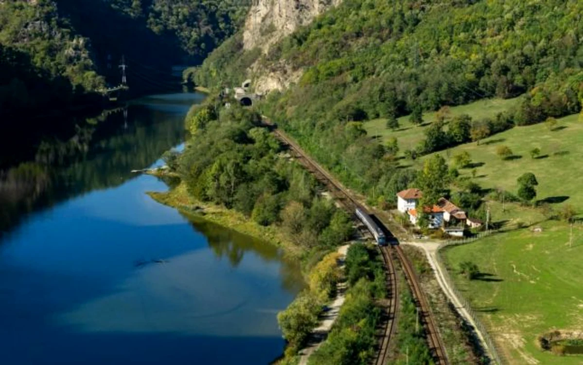Gara Turnu şi Tunelul de pe Valea Oltului văzute de pe Cozia Foto Sălătrucel - Parcul Naţional Cozia