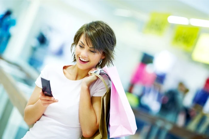 Tânără accesând telefonul mobil FOTO Shutterstock