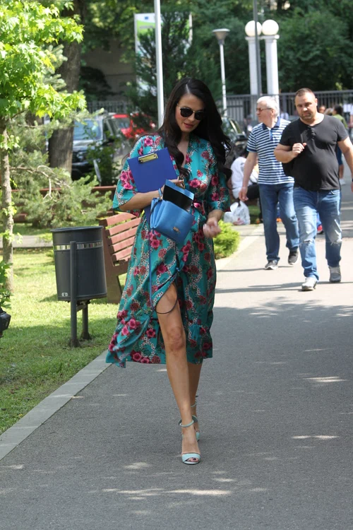 Anca Serea, surprinsă de o rafală de vânt. Fotoreporterii Click! au fost pe fază
