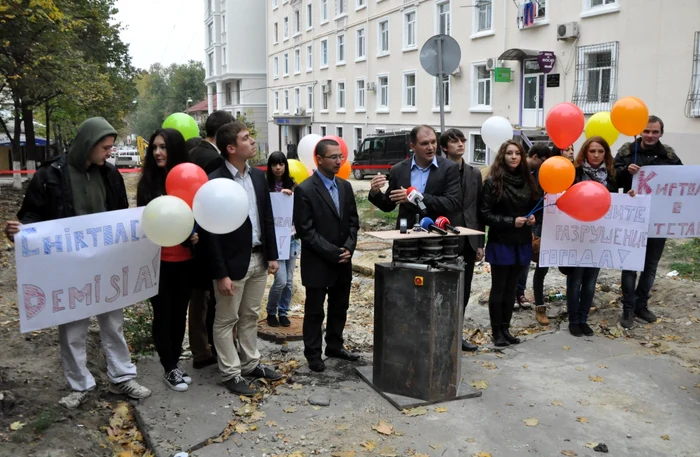 Socialiştii au adus tribună şi baloane la "inaugurare". FOTO PSRM