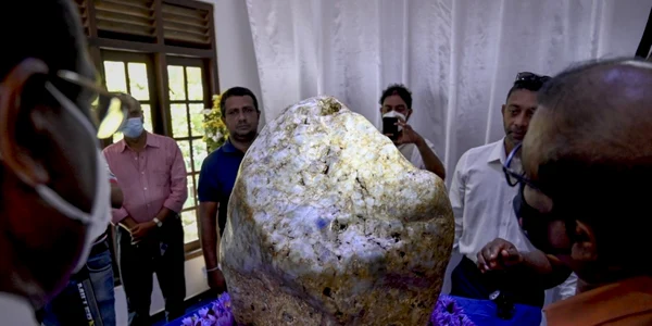 cel mai mare safir din lume descoperit in sri lanka  FOTO