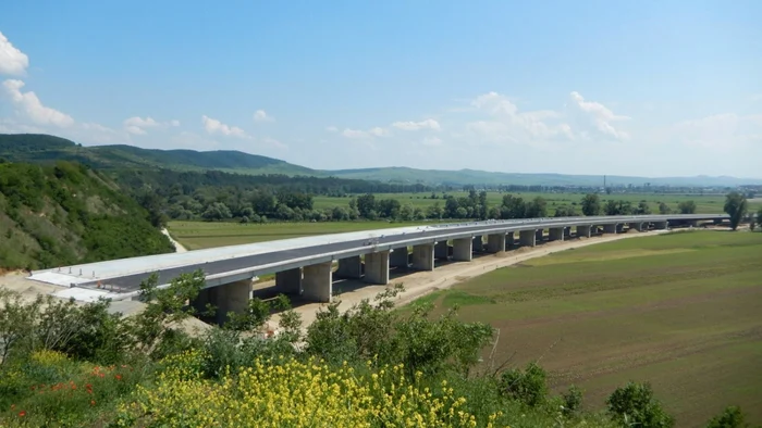 Viaduct pe lotul 3 al autostrăzii. Foto: Asociaţia Pro Infrastructură, peundemerg.ro