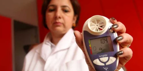 Pentru a efectua o spirometrie, trebuie doar să inspiri şi să expiri cu putere printr-un dispozitiv