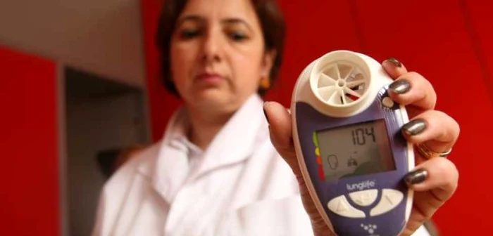 Pentru a efectua o spirometrie, trebuie doar să inspiri şi să expiri cu putere printr-un dispozitiv