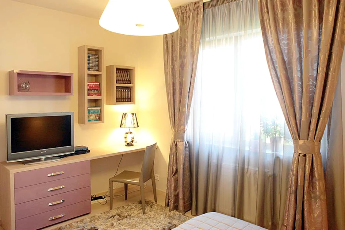 Perdeaua gri, mai  închisă la culoare,  se potriveşte în  aproape orice decor
