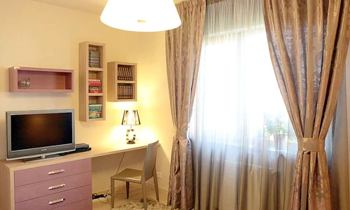 Perdeaua gri, mai  închisă la culoare,  se potriveşte în  aproape orice decor jpeg