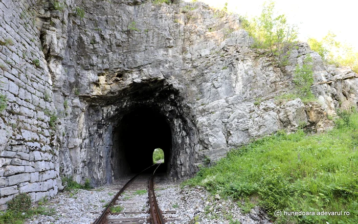 Tunel în Anina, pe calea ferată Oravița - Anina, vechi de peste un secol și jumătate. ADEVĂRUL