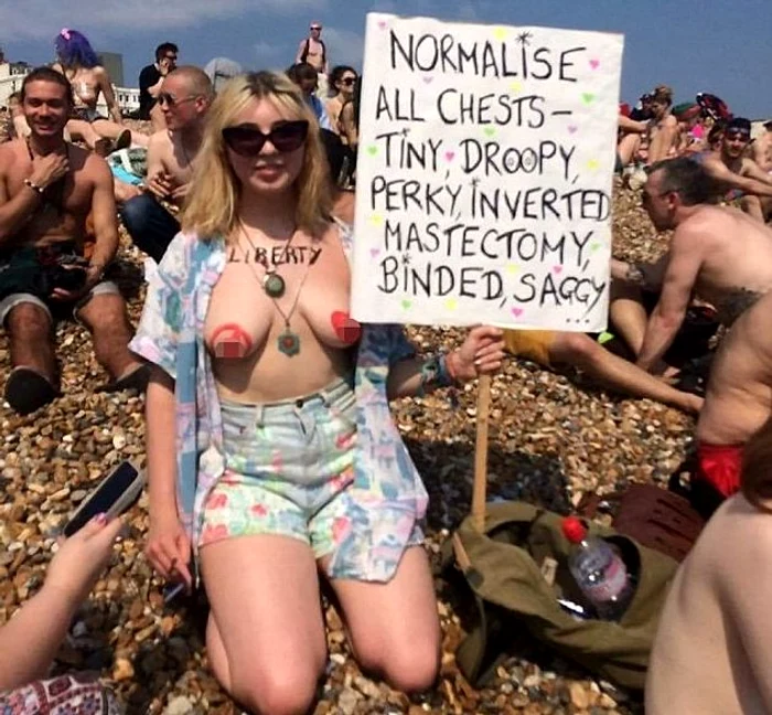 
    Sute de femei au defilat într-o paradă toplessFoto: SWNS  