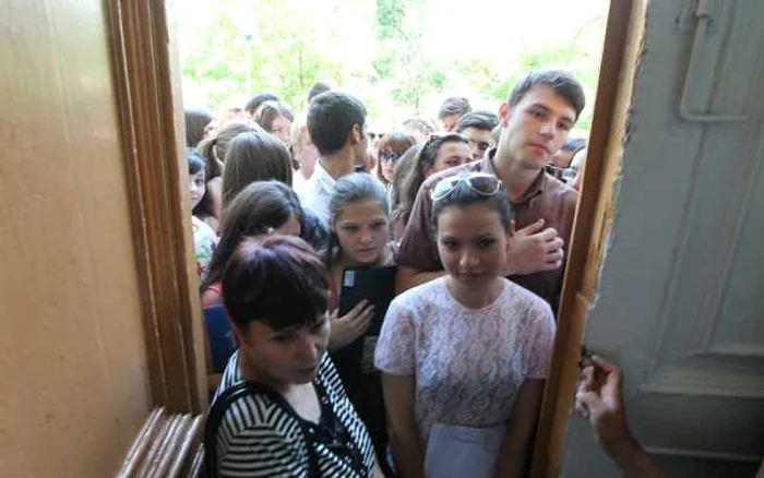 Zeci de elevi au venit din toate colţurile ţării la Chişinău, pentru a se înscrie la facultăţile USM Foto: Tudor Iovu