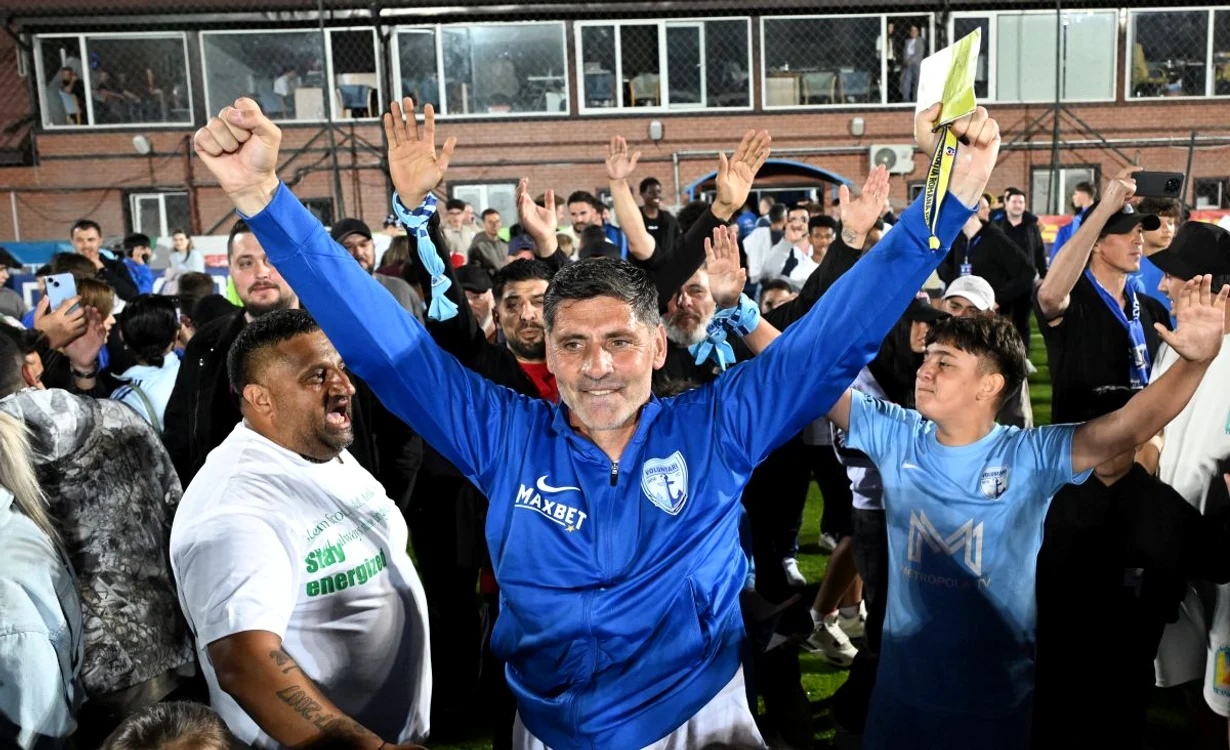 Florin Pîrvu și bucuria de după promovare (FOTO: Sportpictures)