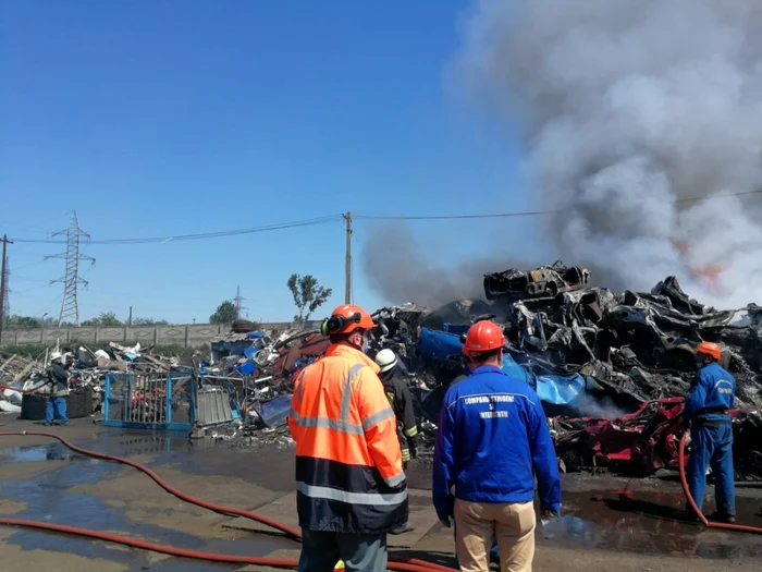 incendiu masini centru de colectare a fierului vechi Galati 3