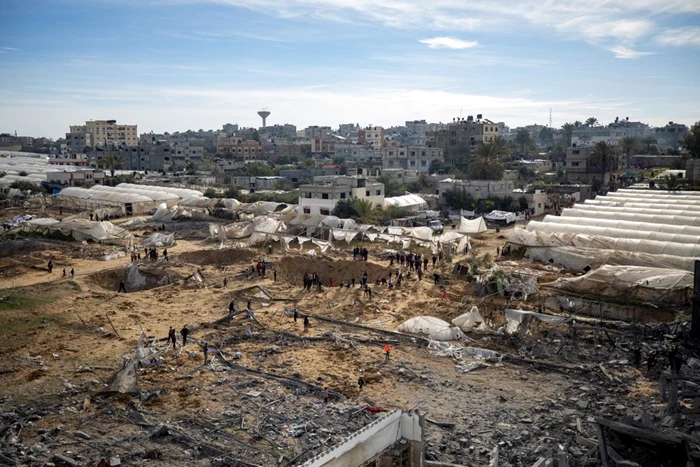 Efectele unui bombardament israelian asupra unei tabere de refugiați din Rafah FOTO EPA-EFE