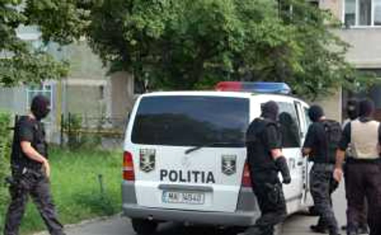 Razii efectuate simultan în mai multe localităţi din ţară