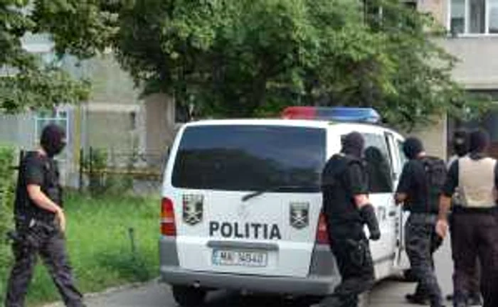 Razii efectuate simultan în mai multe localităţi din ţară