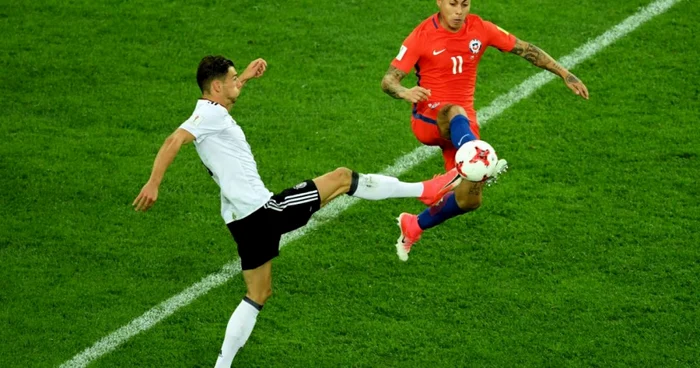 Neamţul Leon Goretzka se luptă pentru minge cu chilianul Eduardo Vargas în timpul Cupei Confederaţiilor FIFA Rusia 2017 pe stadionul Sankt Petersburg din Sankt Petersburg Rusia FOTO Guliver / Getty Images / Matthias Hangst 