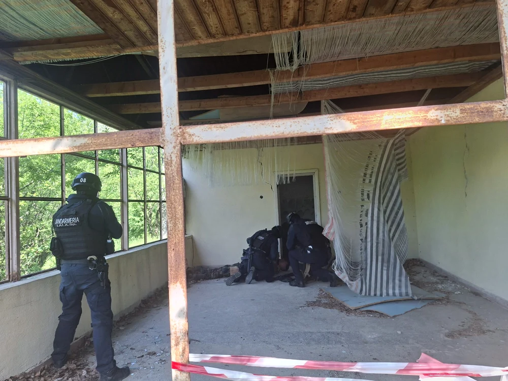 Trupele speciale de la Jandarmi au luat cu asalt o clădire