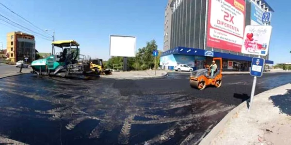 Muncitorii au trebăluit astăzi toată ziua pentru a termina de asfaltat parcarea din centrul Slatinei