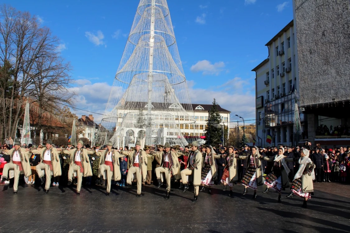 Dansatorii au încins hora în faţa bradului de Crăciun