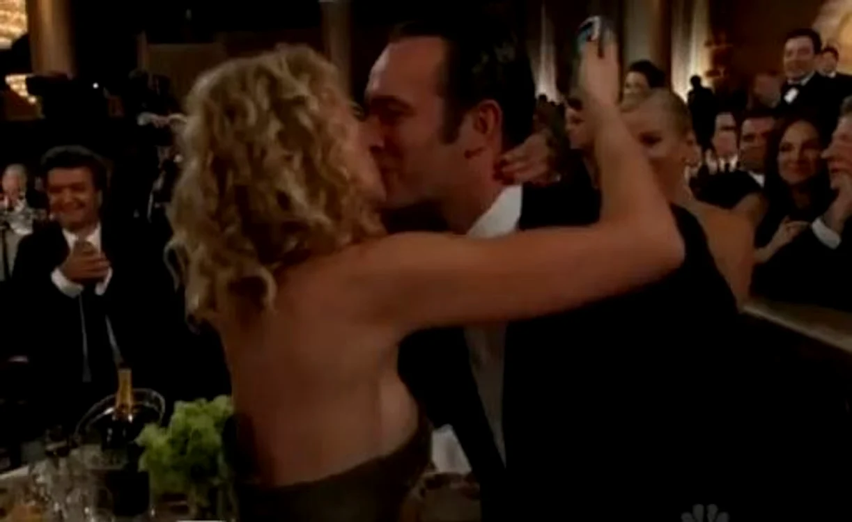 
    Soţia lui Jean Dujardin a rămas cu un sân pe-afară  