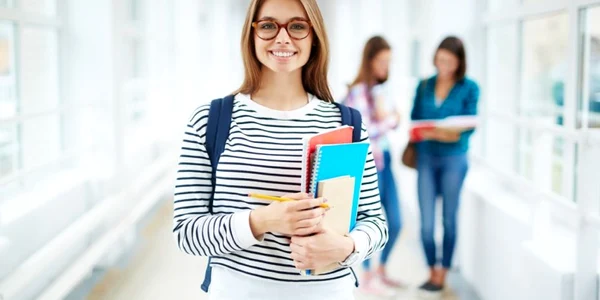studenta facultate vesela foto shutterstock