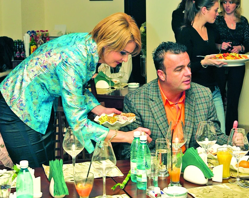 
    Iuliana și Adrian se comportă  de mult ca o familie. Ei  s-au decis, într-un final,  să-și oficializeze relaţia  