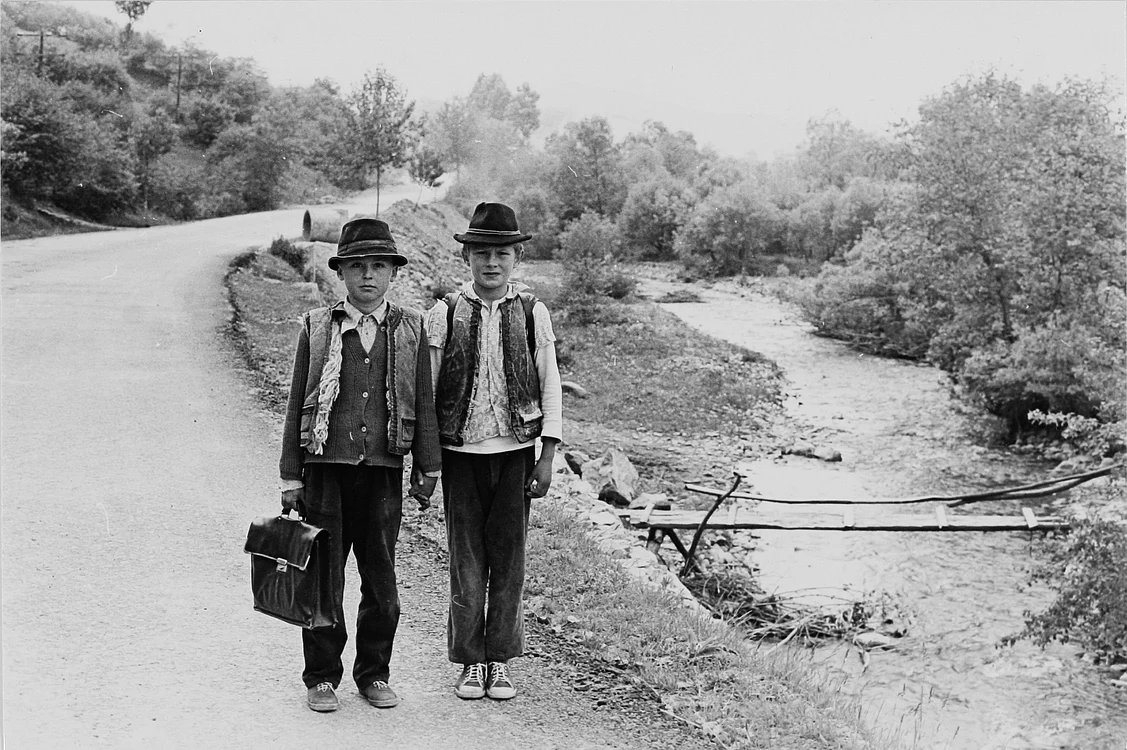 Copiii de țăran mergând la școală FOTO europeana.eu