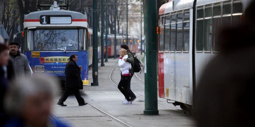 Timişorenii fac faţă cu greu călătoriilor cu tramvaiul, mai ales iarna. FOTO: Horia Călăceanu