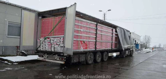 Tir încărcat cu tigări de contrabandă/ Foto: Poliţia de frontieră