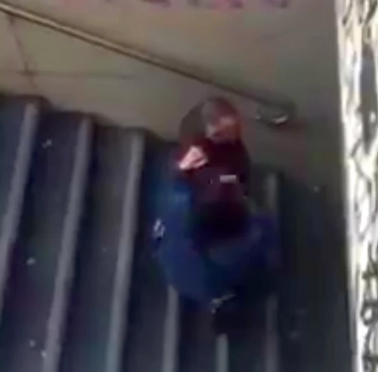 
    Doamna în vârstă are grijă să nu fie surprinsă de musafiri nepoftiţicaptură video  